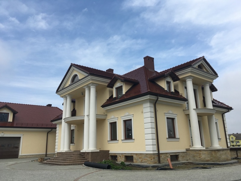 Klasyczna elewacja domu jednorodzinnego z użyciem sztukaterii