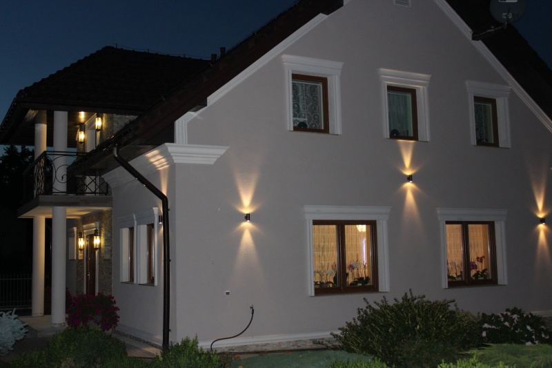 Elegancka elewacja domu i zamontowane oświetlenie